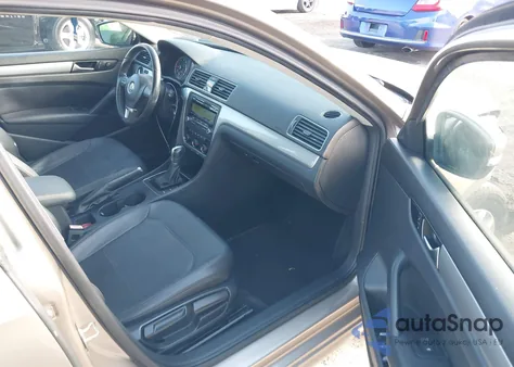 2015 Volkswagen Passat 1.8T Wolfsburg Edition z USA, uszkodzony, nr VIN 1VWAT7A39FC027473